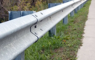 Aço galvanizado para segurança rodoviária por imersão a quente Barreira de proteção contra colisão para construção Rodovia Metal W Beam Thrie Trilhos de ponte ondulado Corrugado Personalizado Barreira de tráfego